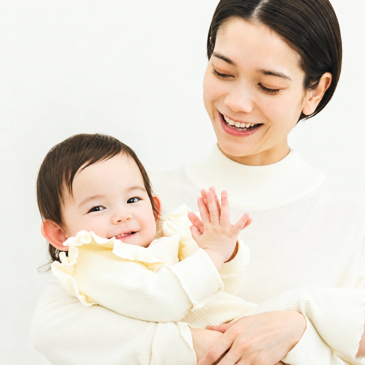 Beren firstセットで赤ちゃんを抱っこする様子