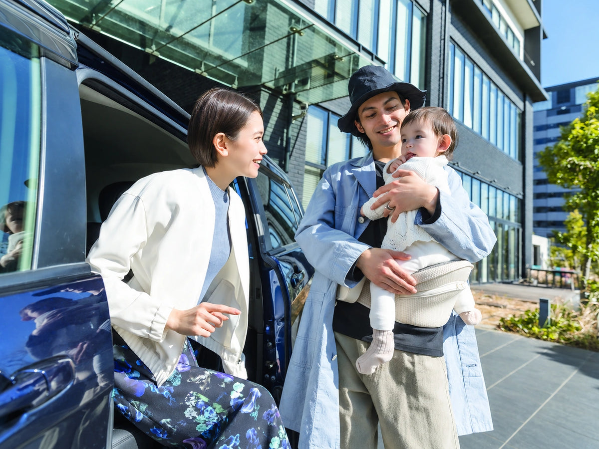 成長した子どもを抱っこする親子